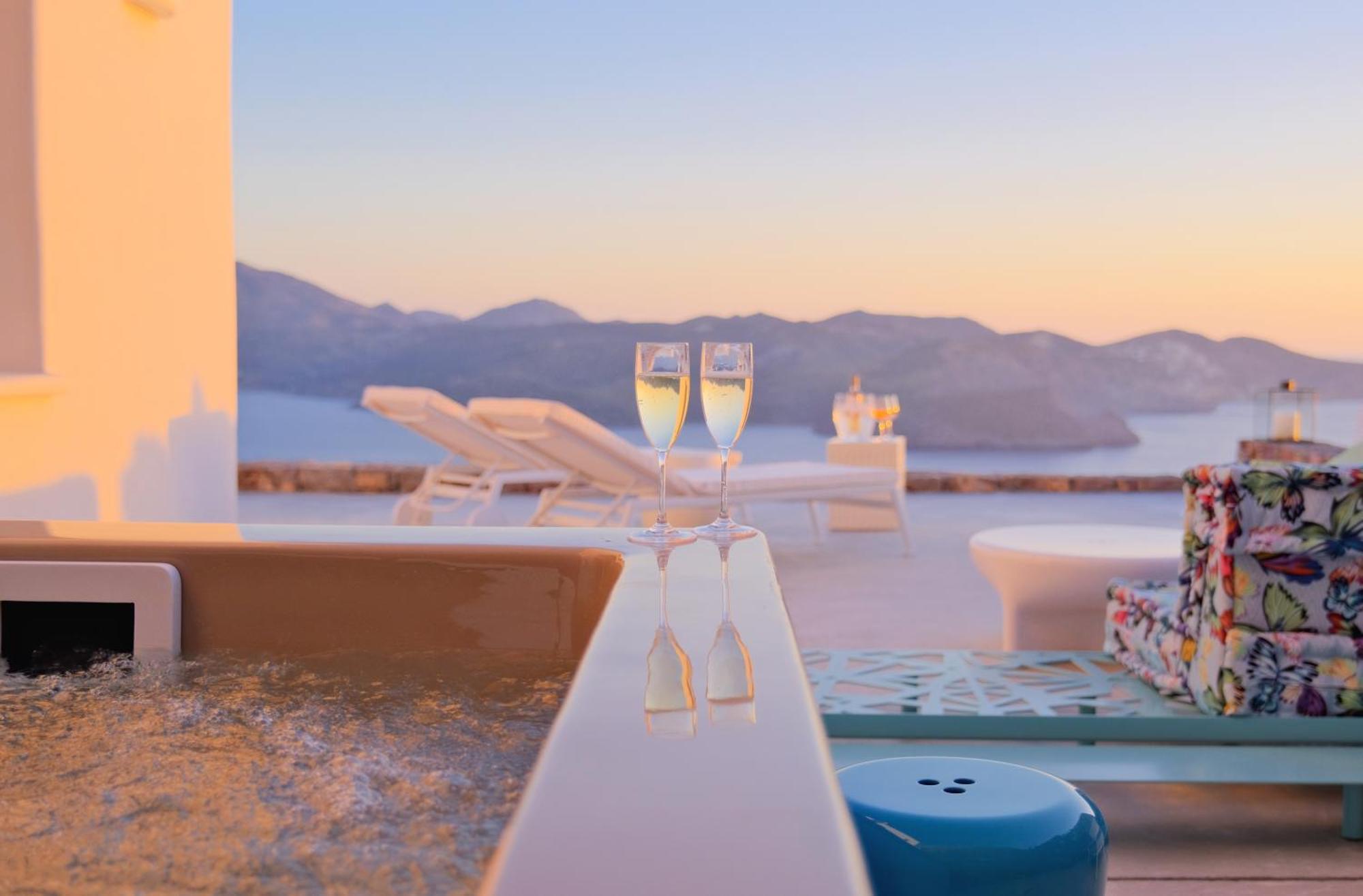 Odyssey Rock Milos Sunset Suites Plaka  Eksteriør billede