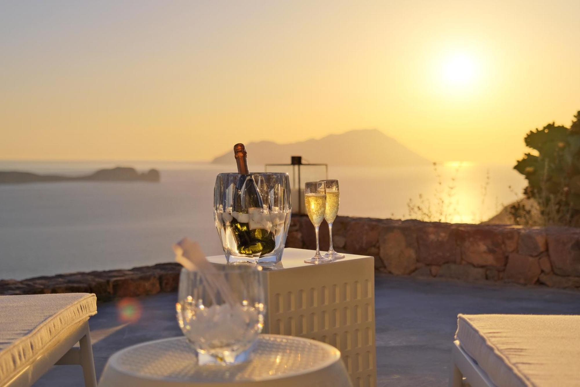 Odyssey Rock Milos Sunset Suites Plaka  Værelse billede
