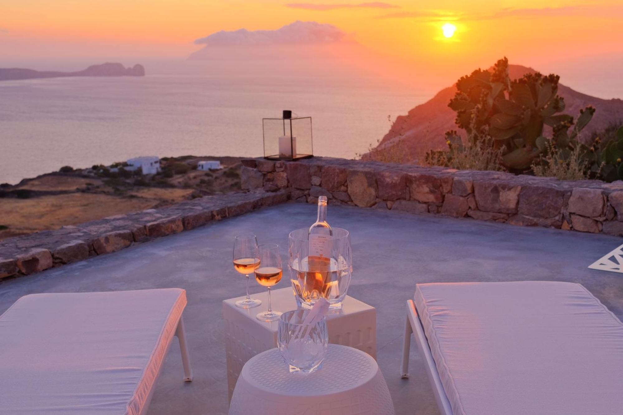 Odyssey Rock Milos Sunset Suites Plaka  Værelse billede