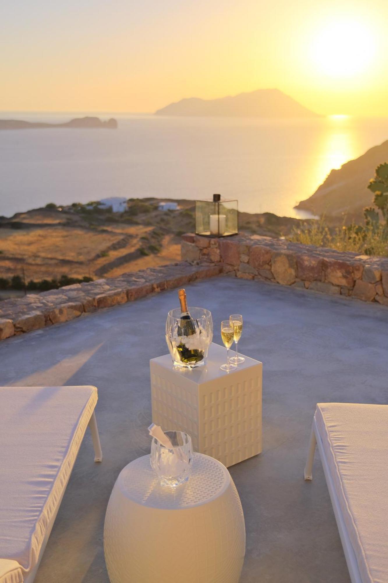 Odyssey Rock Milos Sunset Suites Plaka  Værelse billede
