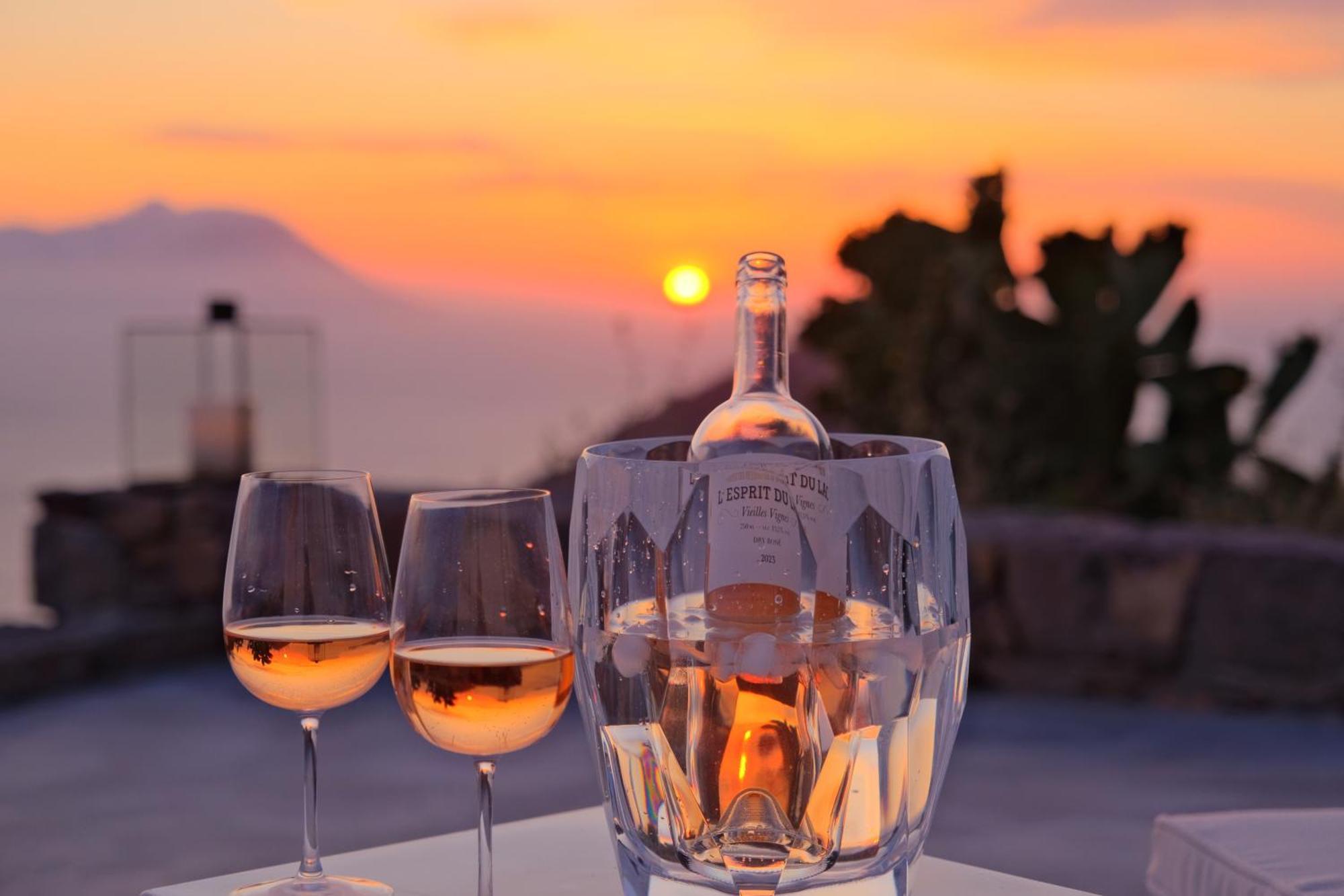 Odyssey Rock Milos Sunset Suites Plaka  Værelse billede